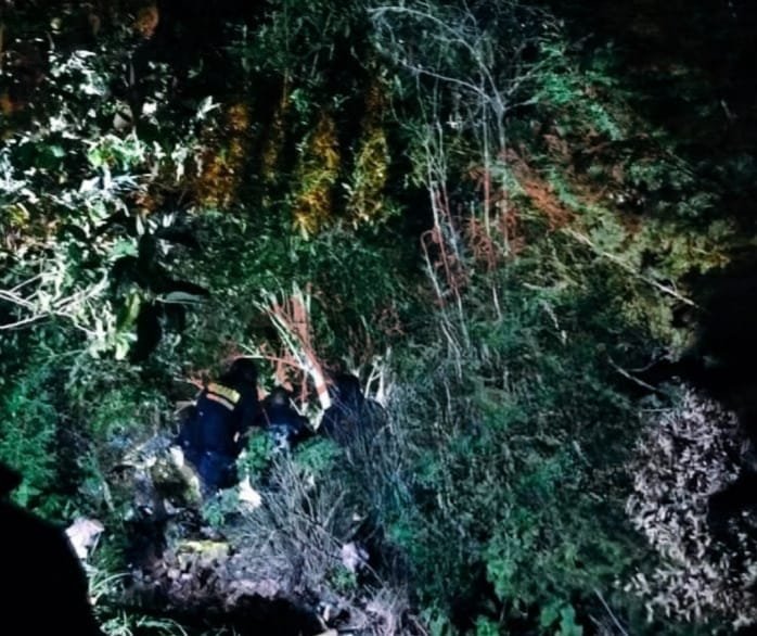 Hallan a hombre maniatado y degollado en zona boscosa de Otzolotepec