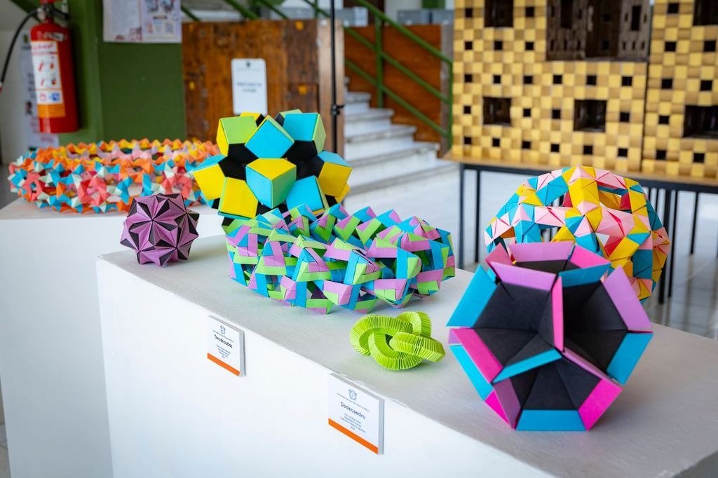 Entre líneas y fractales: UAEMéx exhibe 21 obras de papiroflexia que unen arte y matemáticas
