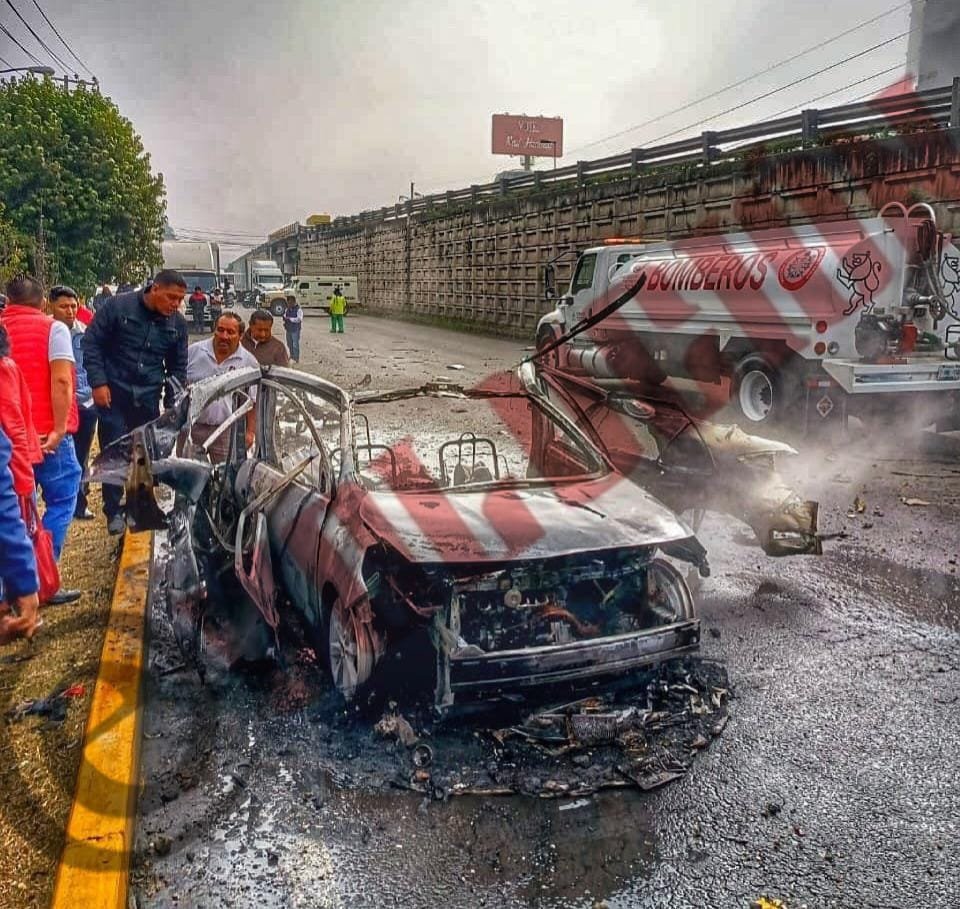 Explota taxi con pirotecnia en la México-Toluca; hay 2 lesionados