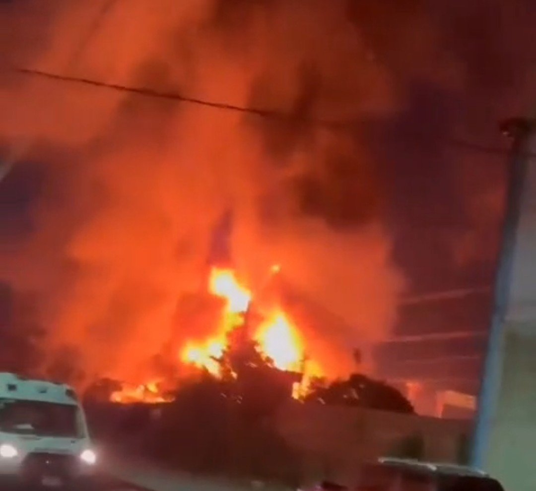 Atienden fuerte incendio en fábrica de pinturas en Xalostoc, Ecatepec