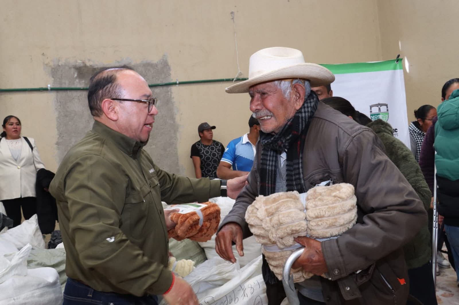 Entrega Manuel Vilchis apoyos invernales a comunidades de Zinacantepec 