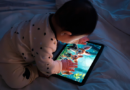 Uso excesivo de pantallas digitales en menores afecta su desarrollo lingüístico, cognitivo y social