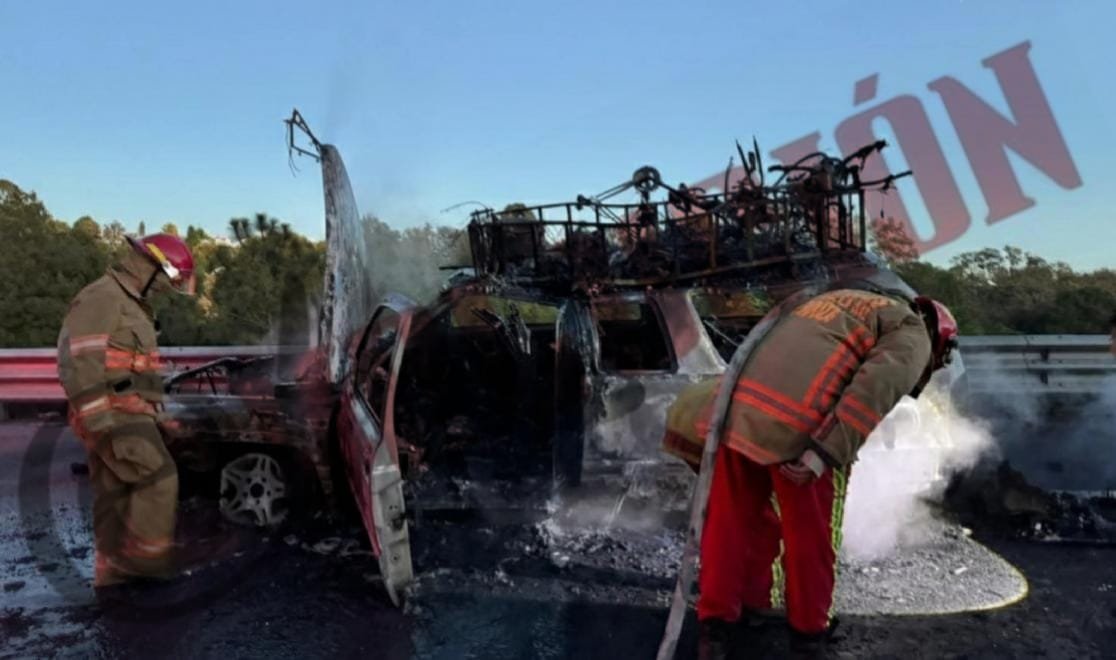 Incendio de vehículo en caseta de Villa Guerrero moviliza a cuerpos de emergencia