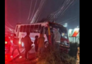 Autobús de pasajeros impactó 3 vehículos y se cayó a zanja en Toluca