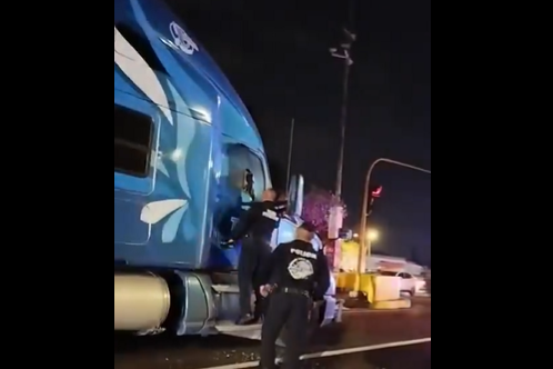 Trailero dispara a policías y embiste varios autos durante persecución en la México-Texcoco