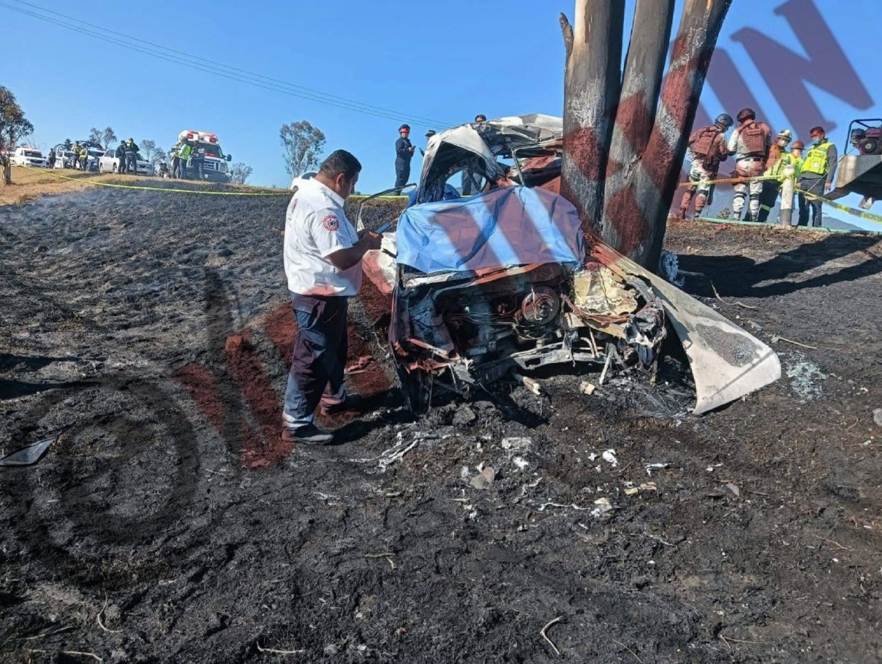 Choque e incendio de auto deja dos personas mueratas en Jocotitlán