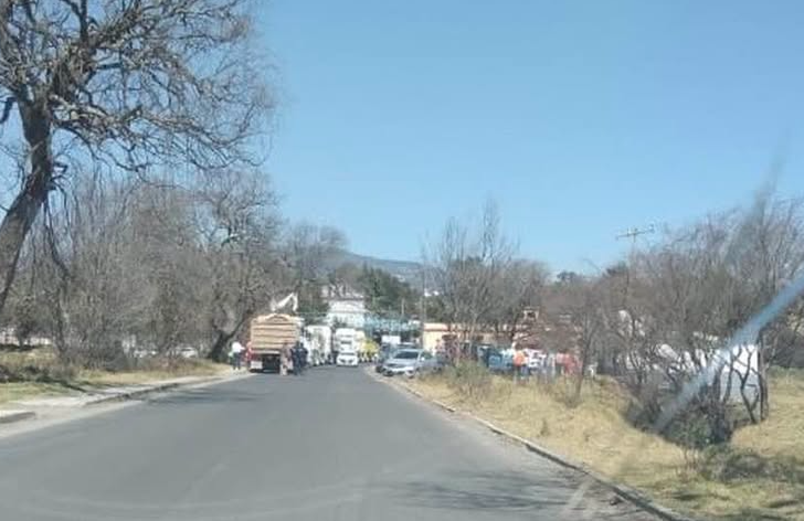 Habitantes de Almoloya de Juárez bloquean carretera para exigir su reparación