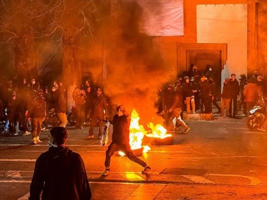 Recomiendan a mexicanos no viajar a Irán ante posible escalada de violencia