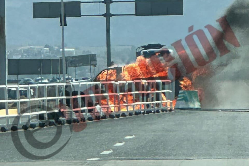 Vehículo se incendia cerca de caseta en la autopista Tenango-Lerma