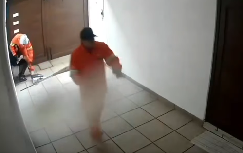 Falsos barrenderos someten a mujer en CDMX para entrar a robar a su casa