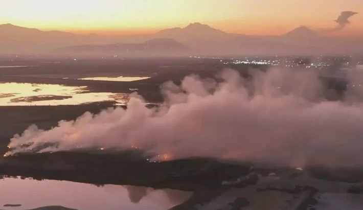 Incendio en Nezahualcóyotl complica contingencia en el Valle de México