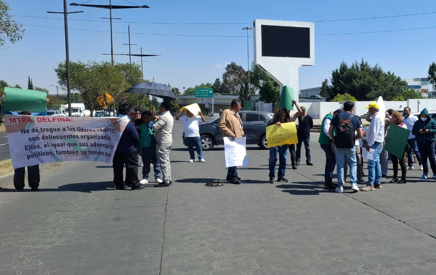 Trabajadores de Salud bloquean calles de Toluca por despidos injustificados