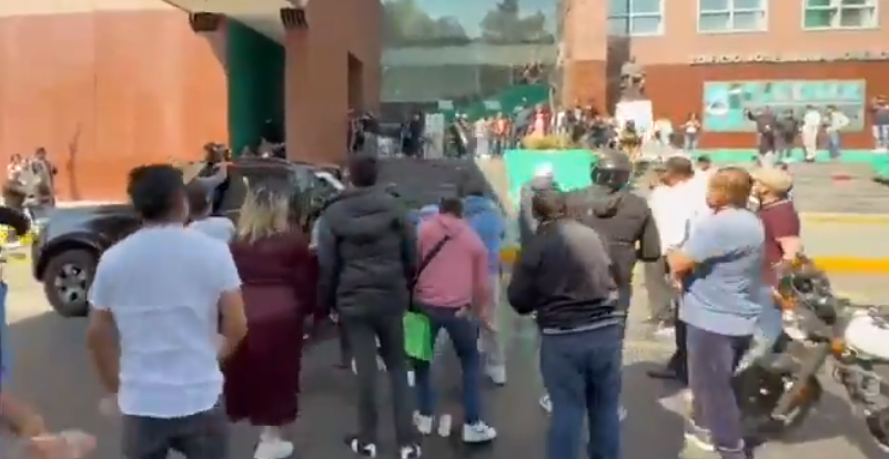 Trabajadores del PGJCDMX se enfrentan a grupo de choque durante manifestación 