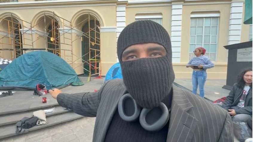 Universitarios instalan plantón frente a Rectoría para visibilizar su inconformidad contra Patricia Zarza