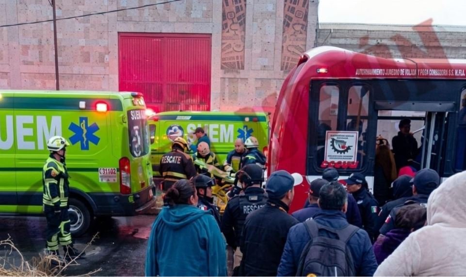 Choque de autobús de la línea AUT contra tráiler dejó varios pasajeros heridos