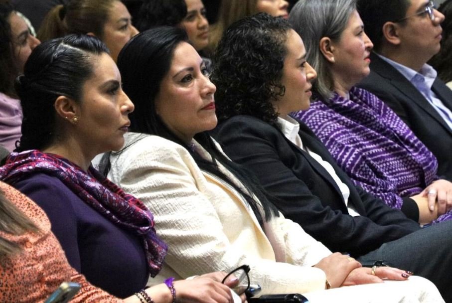 Asiste Martha Camacho a conferencia magistral en el IEEM