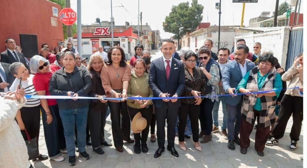 Entrega Fernando Flores la calle Comonfort renovada y libre de baches