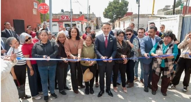 Entrega Fernando Flores la calle Comonfort renovada y libre de baches