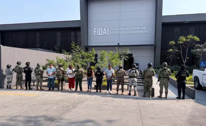 Detienen a tres funcionarios municipales en Morelos por extorsión