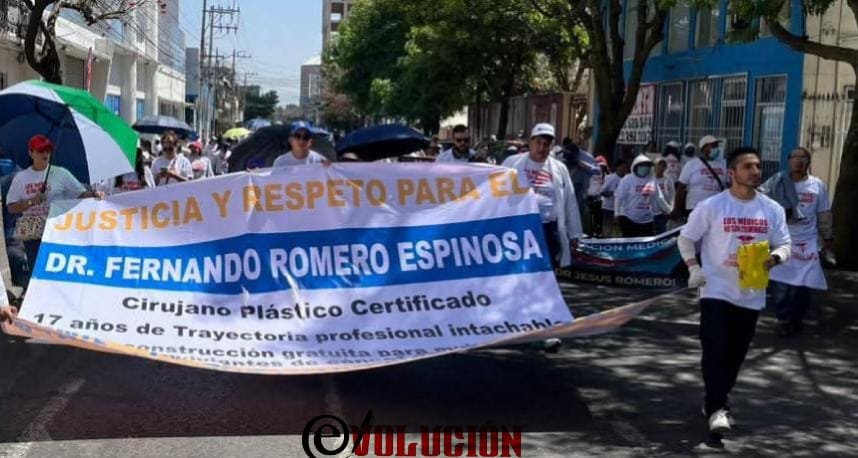Contingente se manifiesta para exigir libertad de doctor detenido injustamente en Toluca