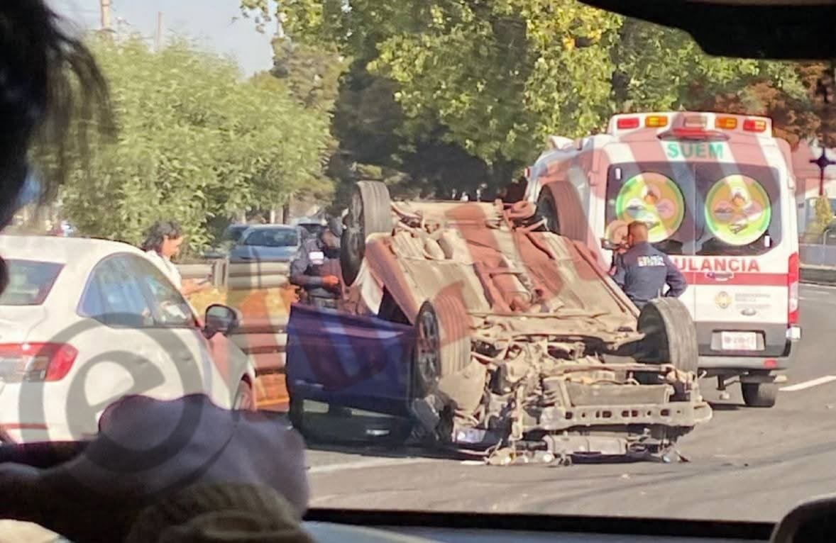 Volcadura de auto genera caos vial en Bulevar Aeropuerto en Toluca