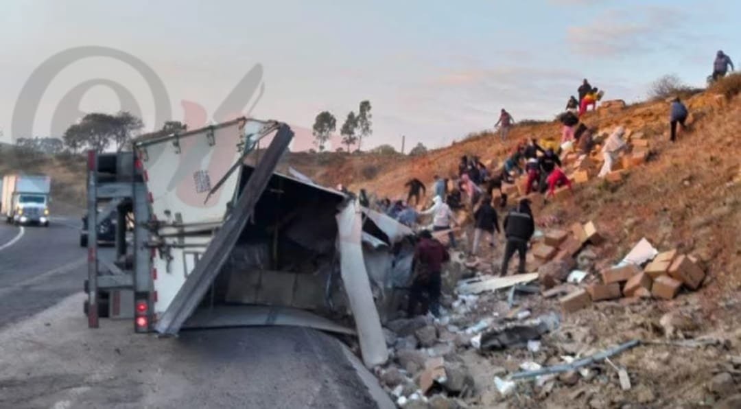 Volcadura de tractocamión provocó actos de rapiña en Acambay