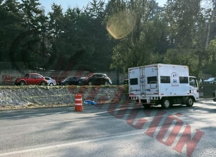 Hombre muere atropellado al intentar cruzar la carretera Toluca-Tenango