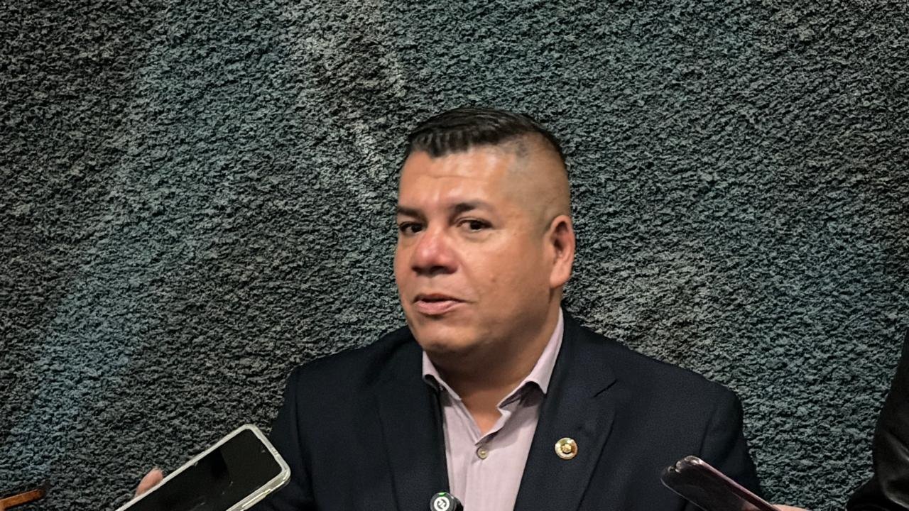 Con documentos en manos Isaac Hernández comprueba que no es deudor alimentario