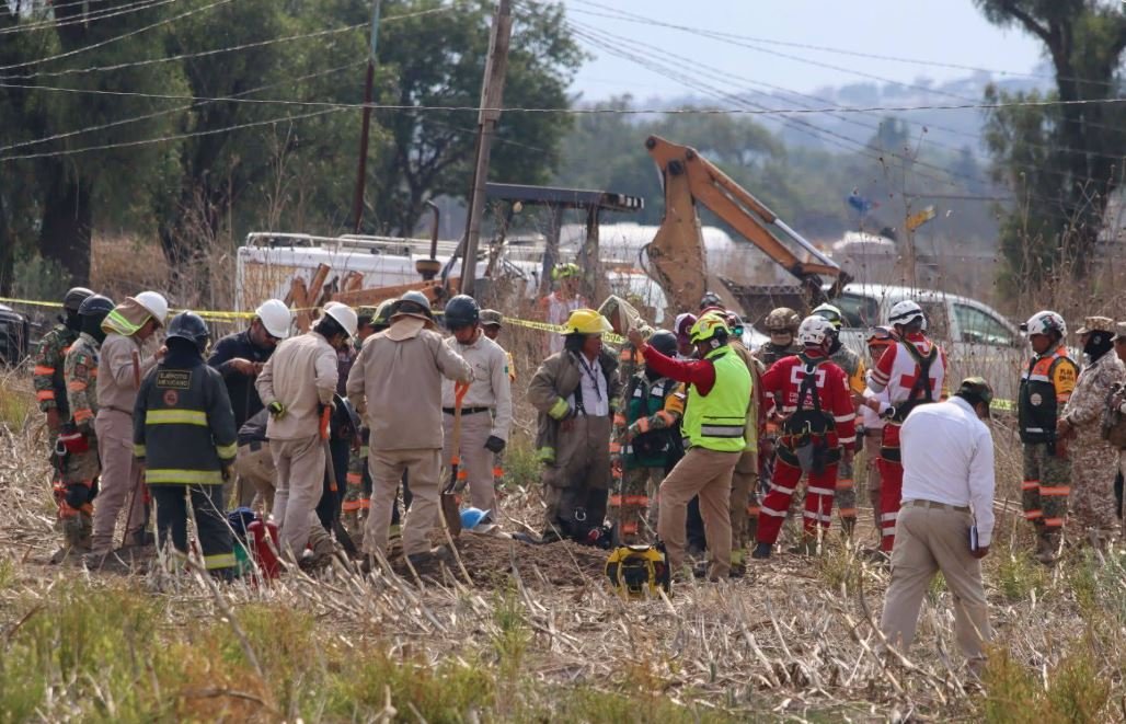 Hallan sin vida a 4 personas tras derrumbe de huachitúnel en Acolman