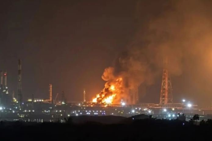 Seis trabajadores heridos dejó explosión e incendio en refinería de Pemex en Salina Cruz