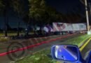 Tráiler con cajas vuelca en boulevard Aeropuerto en Toluca
