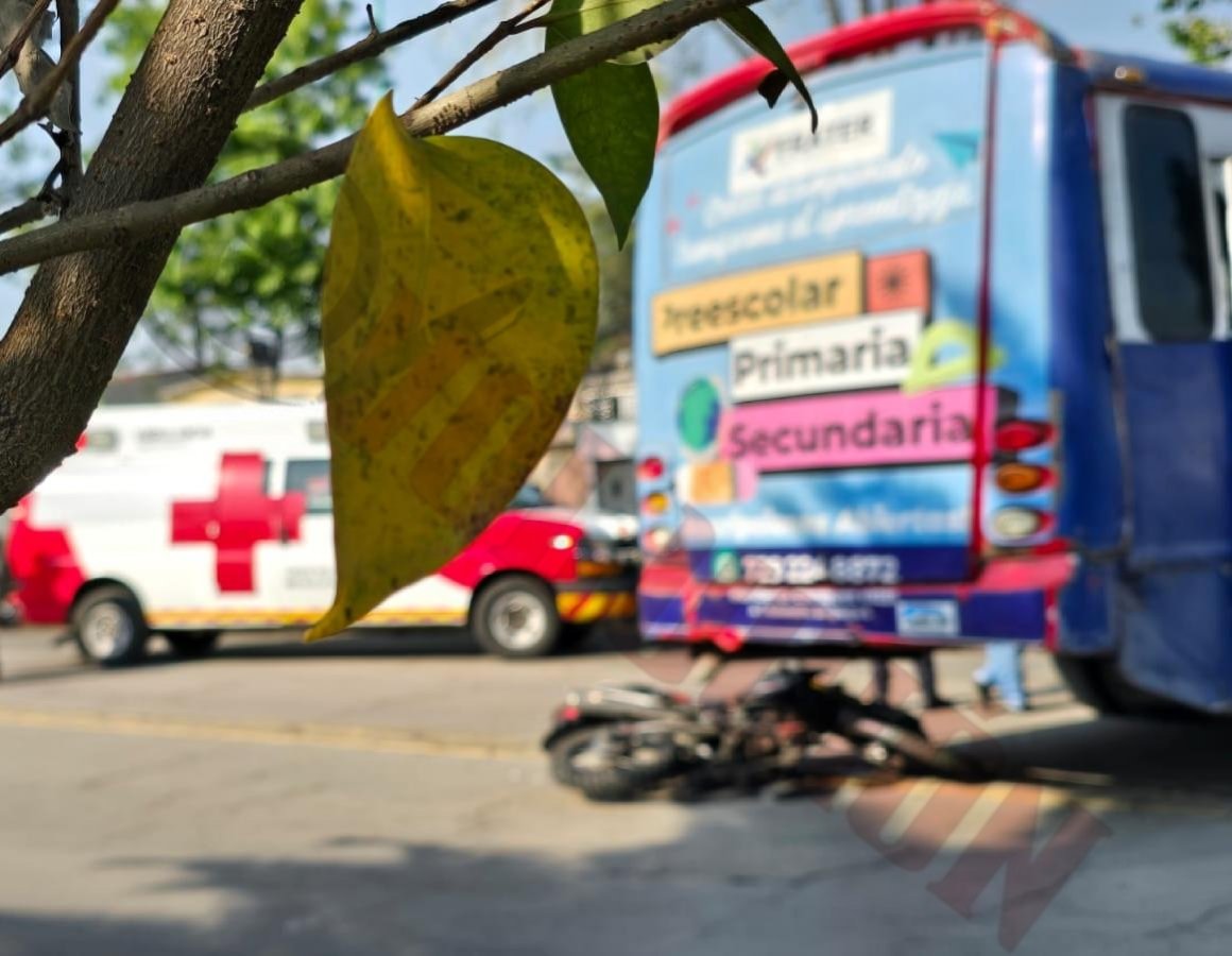 Detienen a chofer de autobús ‘pirata’ tras arrollar a un motociclista en Toluca