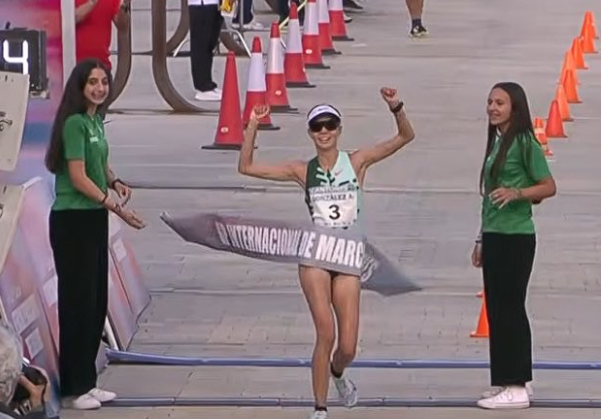 Alegna González gana el oro en medio maratón de La Coruña, España