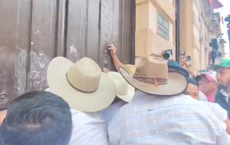 Movimiento del Sombrero intenta dar portazo al Congreso de Michoacán al protestar por reforma electoral