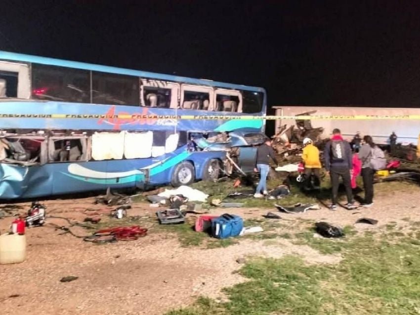 Accidente entre tráiler y autobús deja cinco muertos y varios heridos en Guanajuato