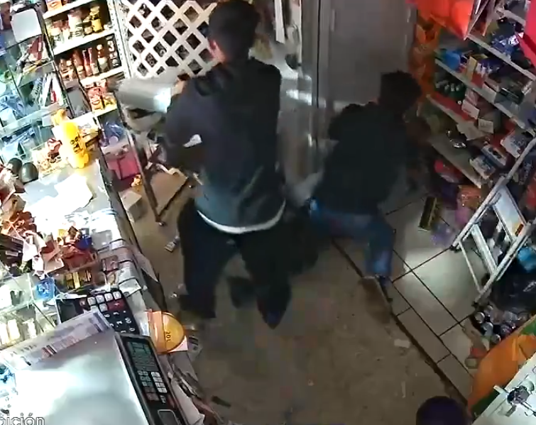 Menores de edad asaltan tienda y agreden a adulto mayor en Jalisco