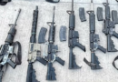 Encuentran 50 armas al interior de camioneta en Sinaloa