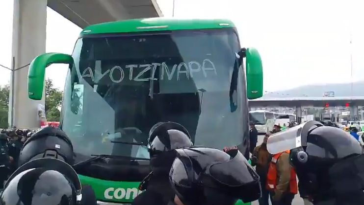Retienen a normalistas de Ayotzinapa que se unirían a la CNTE en la México-Cuernavaca