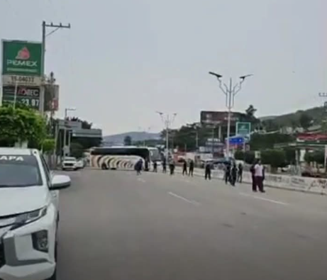 Normalistas bloquean Autopista del Sol para exigir esclarecimiento de la desaparición de los 43