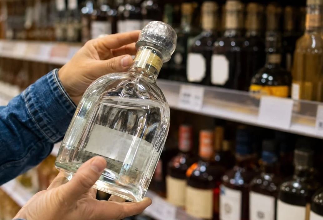 Cofepris emite alerta sanitaria por tequila y whisky falsificados