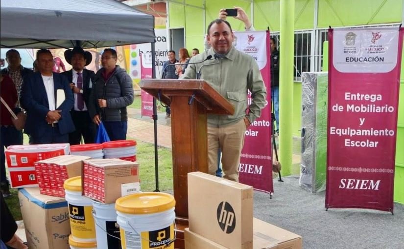 Rigoberto Vargas entrega mobiliario a 51 escuelas de nueve municipios del EdoMéx