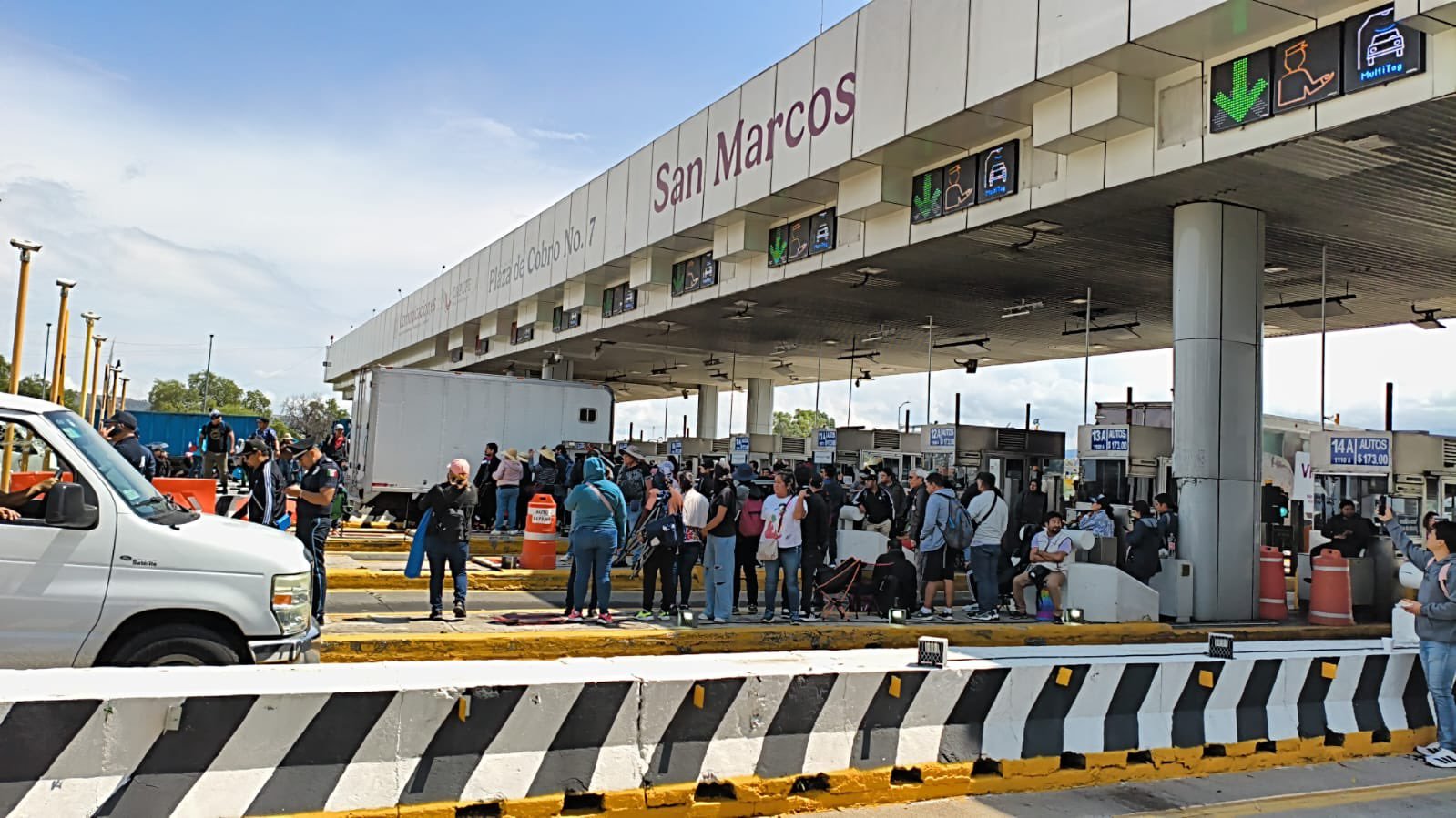 CNTE toma casetas de acceso a la CDMX dando paso libre a los automovilistas