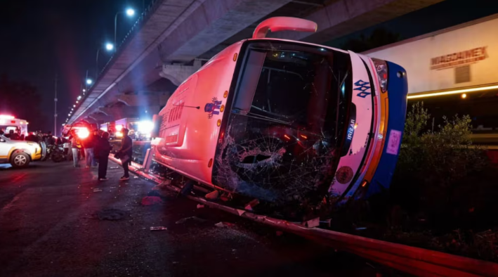 Volcadura de autobús en la México-Puebla deja como saldo 43 lesionados