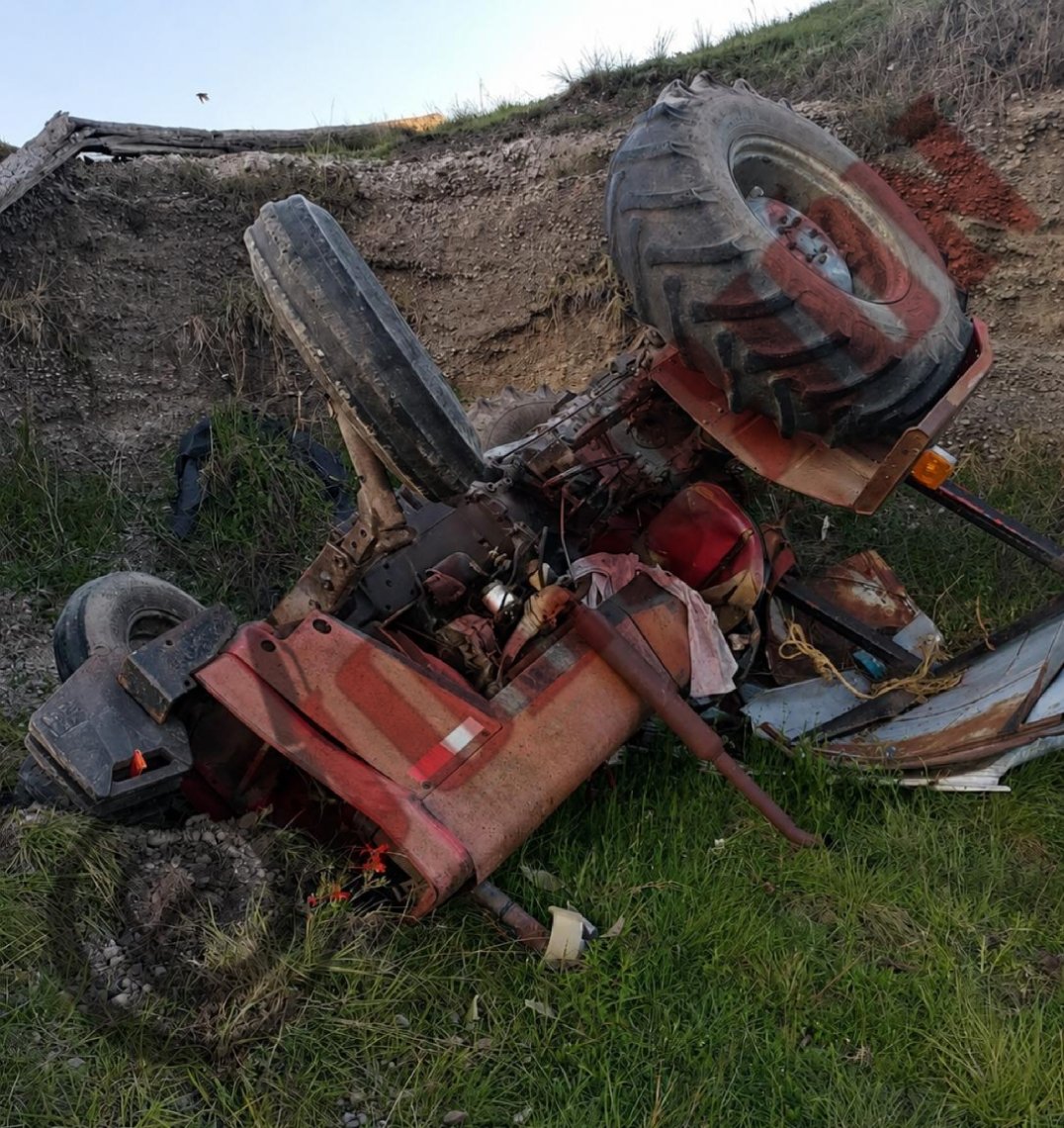Fallece adulto mayor tras volcadura de tractor en Almoloya de Juárez
