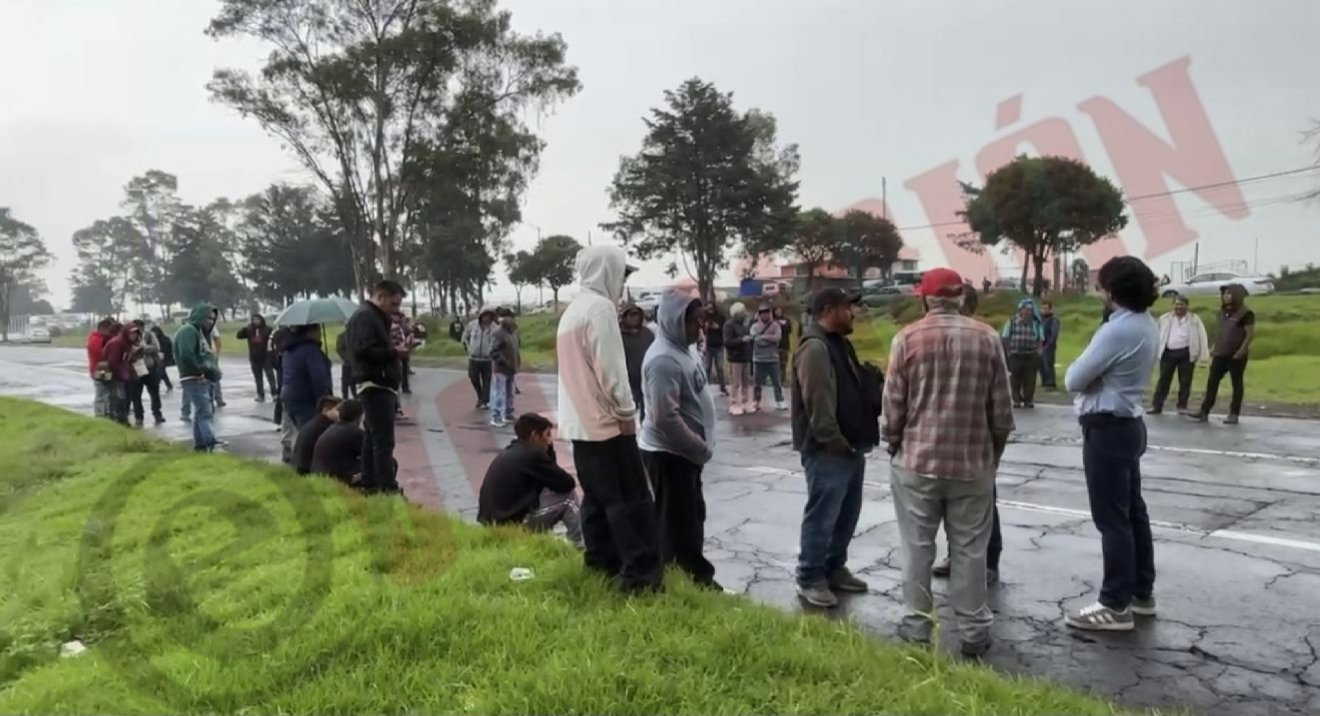 Exigen retiro de ambulantes en el Tianguis de la Aviación por inseguridad; bloquean la Toluca-Palmillas