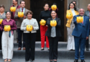 Recibe Martha Camacho la alcancía Teletón en representación del Congreso