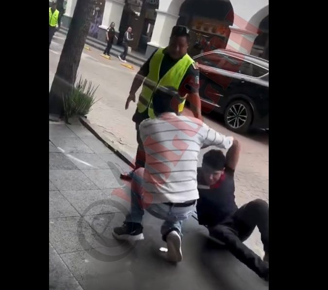 Pelea de dos hombres frente a Los Portales Toluca generó tensión entre automovilistas y transeúntes