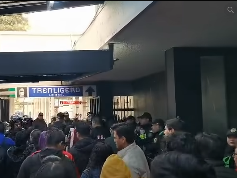 Estaciones del metro y acceso restringido en tren ligero causa caos en inauguración del Mundial