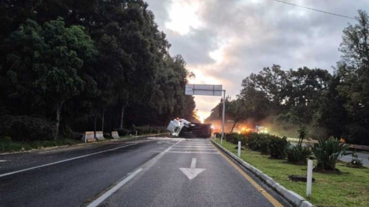 Volcadura de tráiler con ácido muriático provoca cierre de la autopista México-Cuernavaca