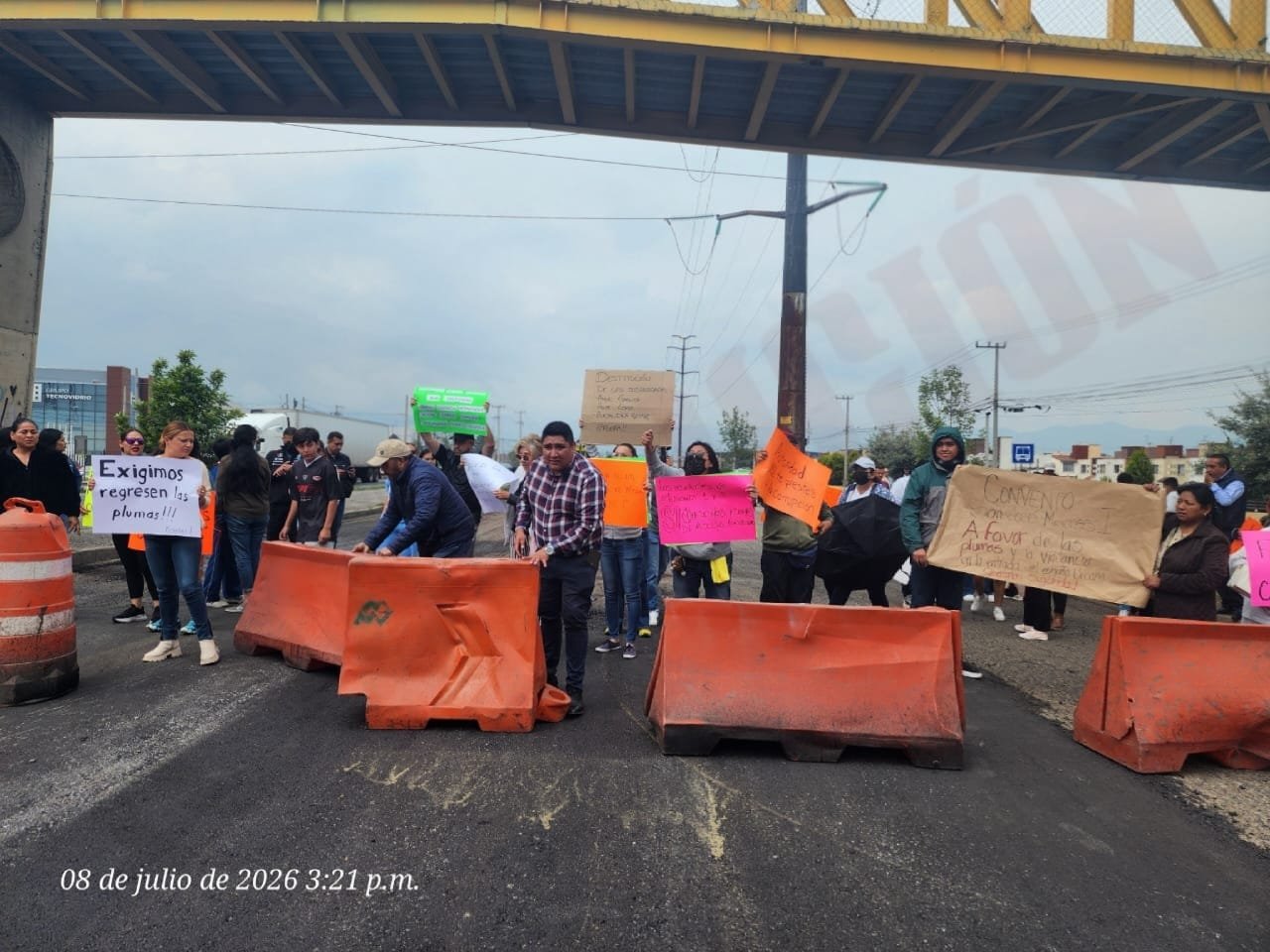 Bloquean la Toluca-Naucalpan por posible retiro de casetas de seguridad en Las Misiones